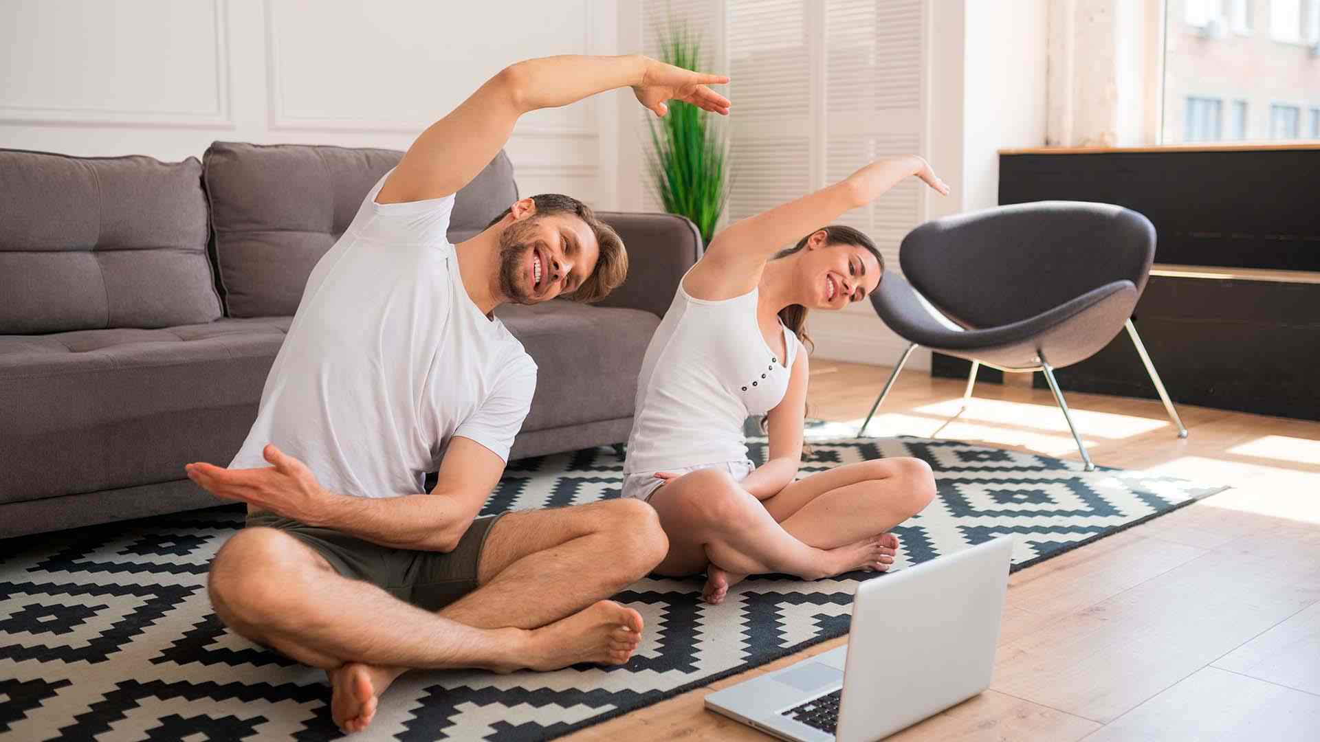 Equilibra cuerpo y mente: prácticas de yoga en tu edificio